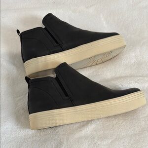 Dolce Vita "Tasha" Navy Leather Sneakers